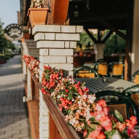 Korona And Restaurant בית הארחה 3*