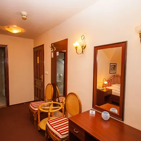Korona And Restaurant Penzion 4*